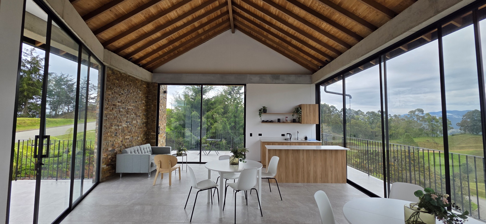 ZC Entrecielos — Zonas comunes con vista al valle de Llanogrande